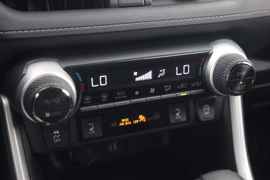 Toyota RAV4 Vehicle Full-screen Gallery Image 15