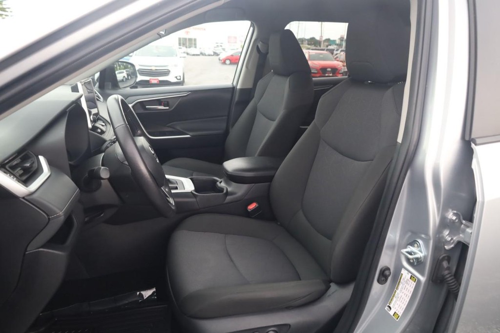 Toyota RAV4 Vehicle Full-screen Gallery Image 19