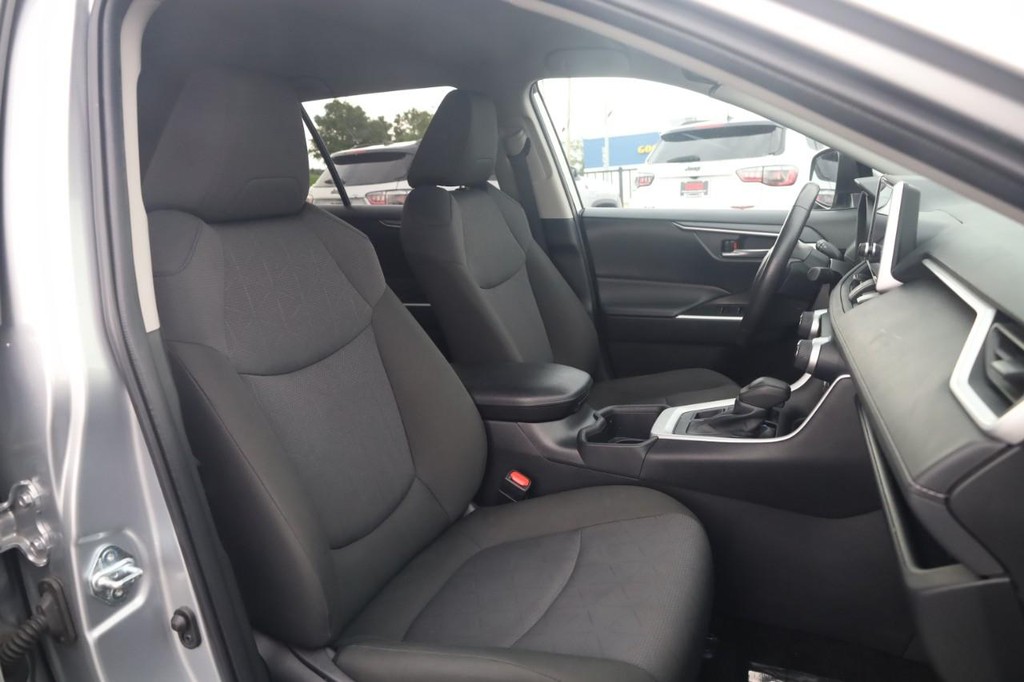 Toyota RAV4 Vehicle Full-screen Gallery Image 20