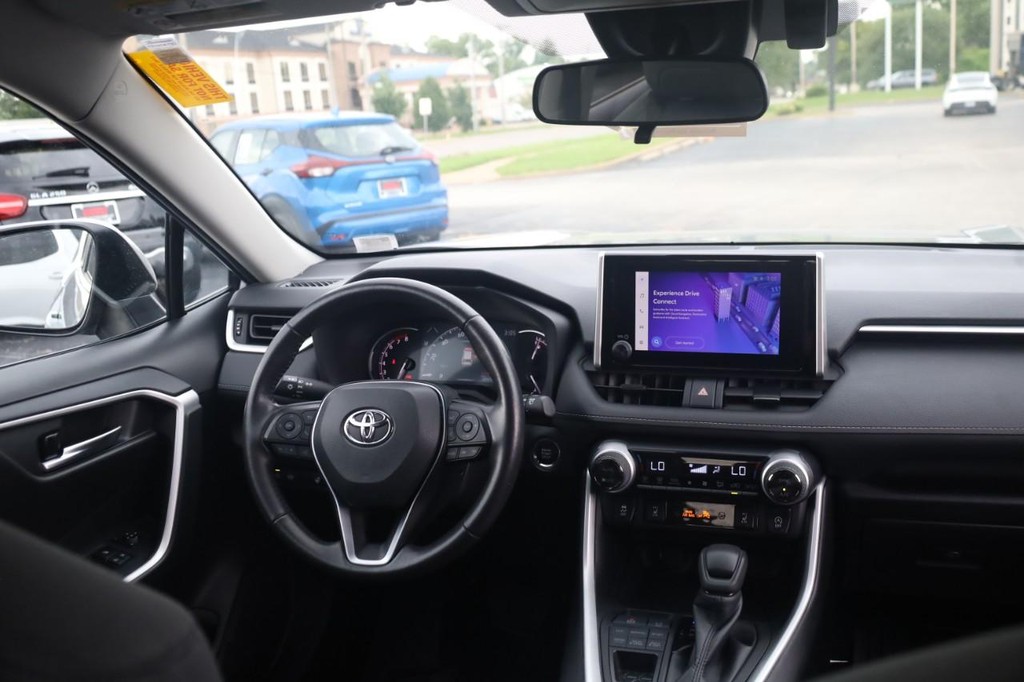 Toyota RAV4 Vehicle Full-screen Gallery Image 23