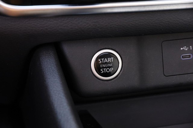 Nissan Rogue Vehicle Image 16