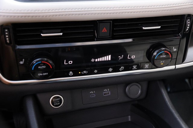 Nissan Rogue Vehicle Image 19