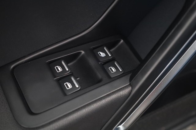 Volkswagen Beetle Convertible Vehicle Image 07