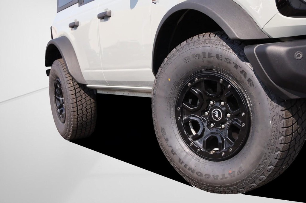 Ford Bronco Vehicle Full-screen Gallery Image 3