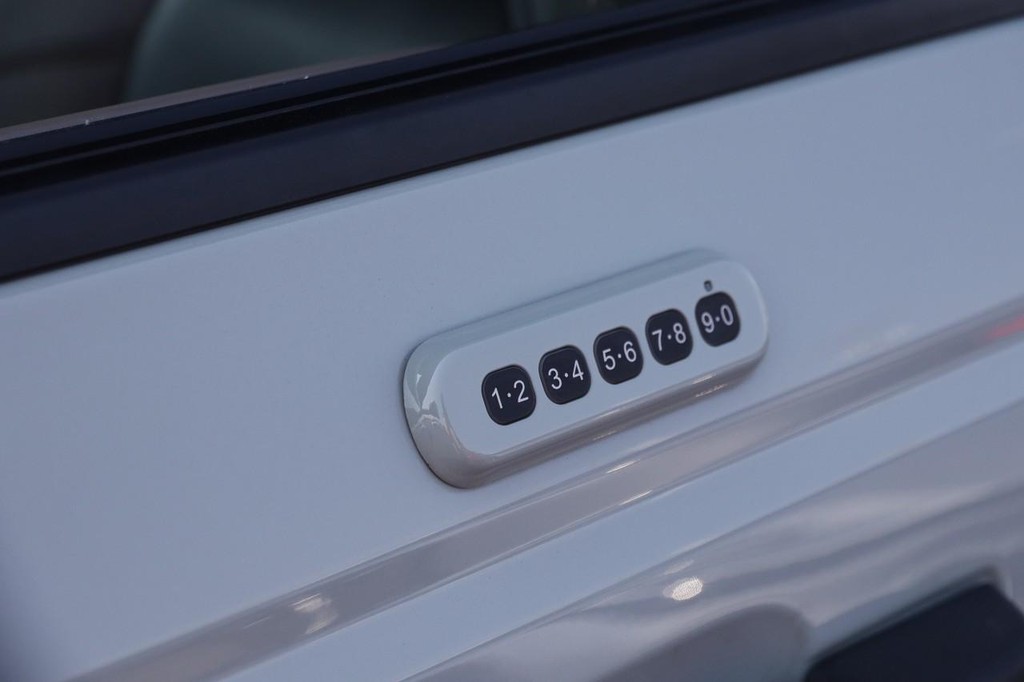 Ford Bronco Vehicle Full-screen Gallery Image 8