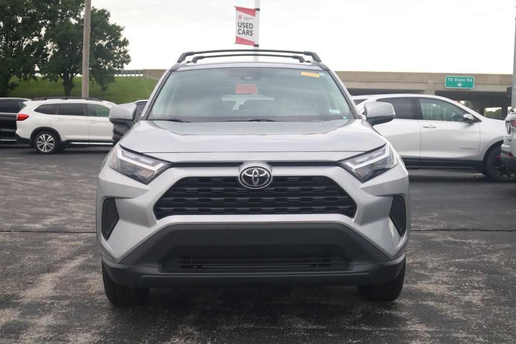 Toyota RAV4 Vehicle Full-screen Gallery Image 3