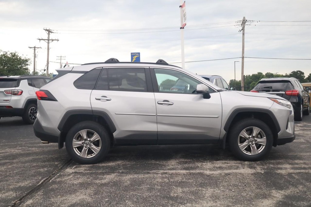 Toyota RAV4 Vehicle Full-screen Gallery Image 4