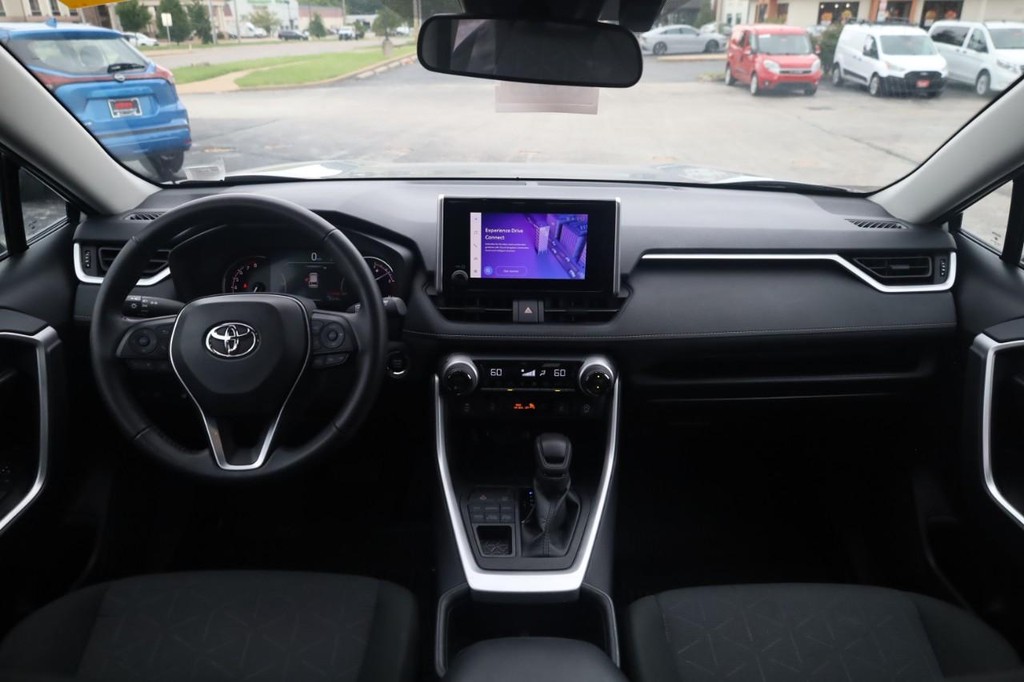 Toyota RAV4 Vehicle Full-screen Gallery Image 6