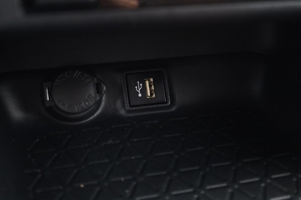 Toyota RAV4 Vehicle Full-screen Gallery Image 16