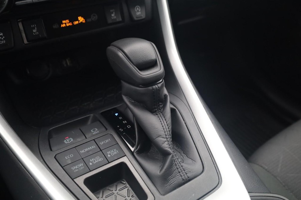 Toyota RAV4 Vehicle Full-screen Gallery Image 18