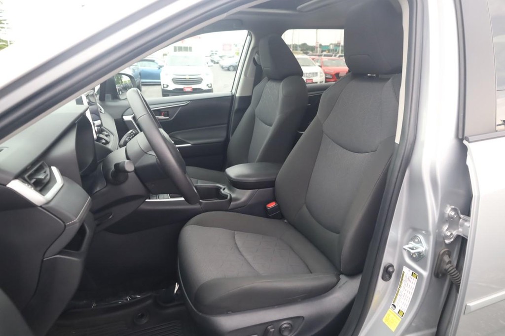 Toyota RAV4 Vehicle Full-screen Gallery Image 19