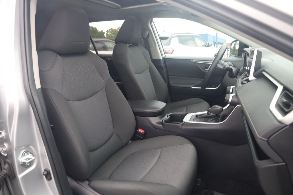Toyota RAV4 Vehicle Full-screen Gallery Image 20
