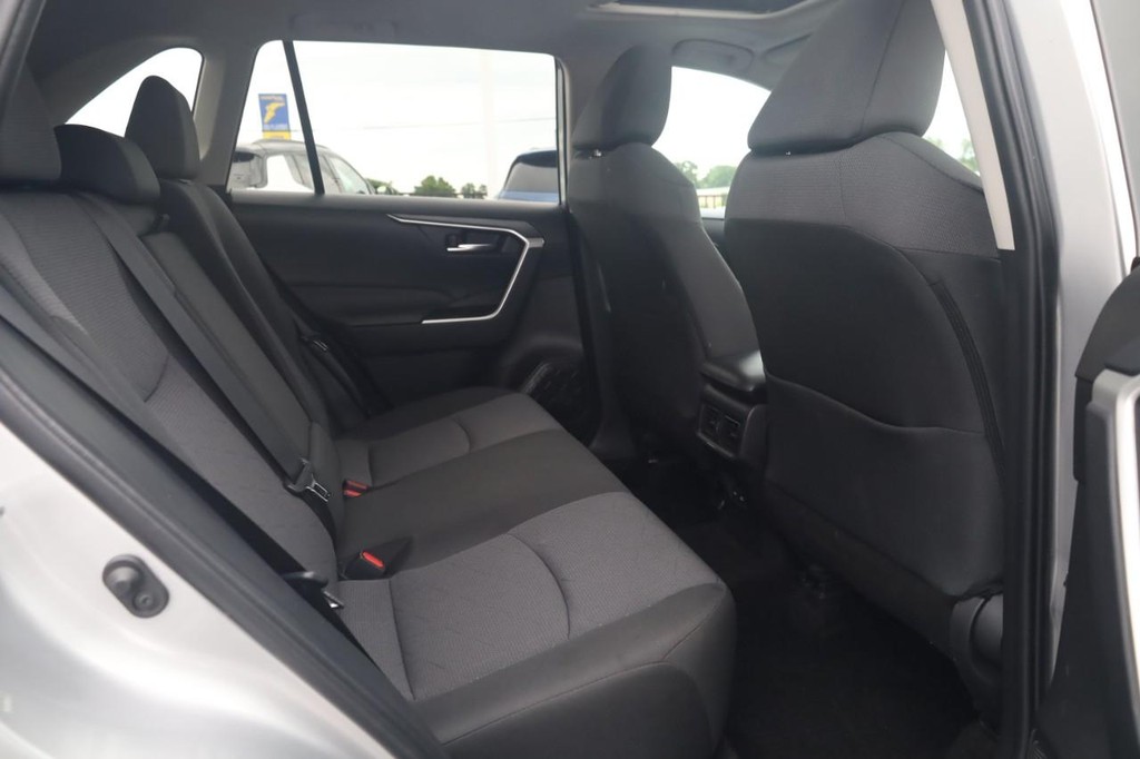 Toyota RAV4 Vehicle Full-screen Gallery Image 21