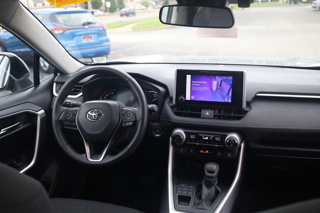 Toyota RAV4 Vehicle Full-screen Gallery Image 24