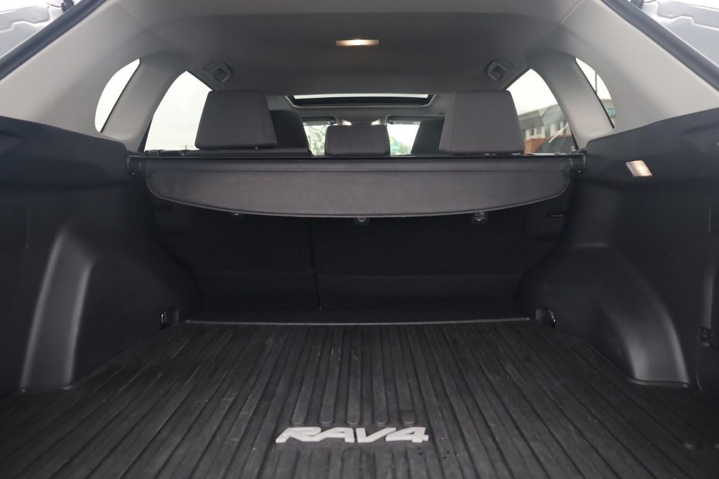 Toyota RAV4 Vehicle Full-screen Gallery Image 25