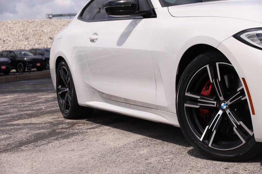 BMW 4 Series Vehicle Full-screen Gallery Image 03