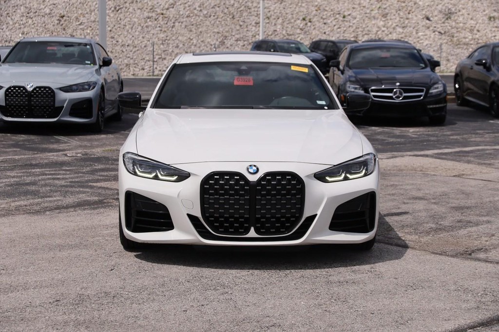 BMW 4 Series Vehicle Full-screen Gallery Image 04