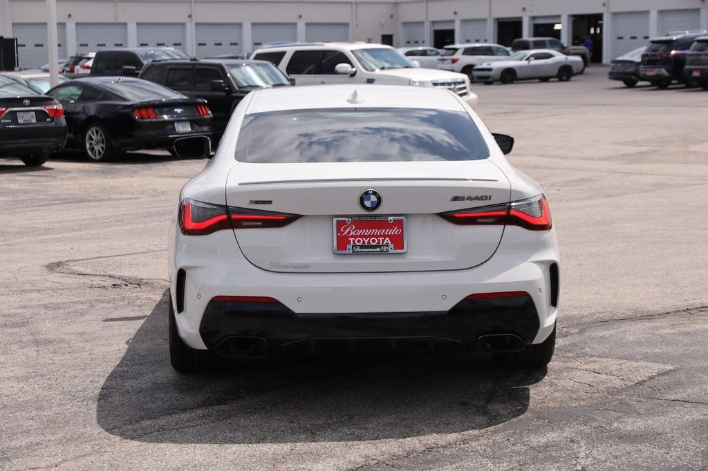 BMW 4 Series Vehicle Full-screen Gallery Image 06