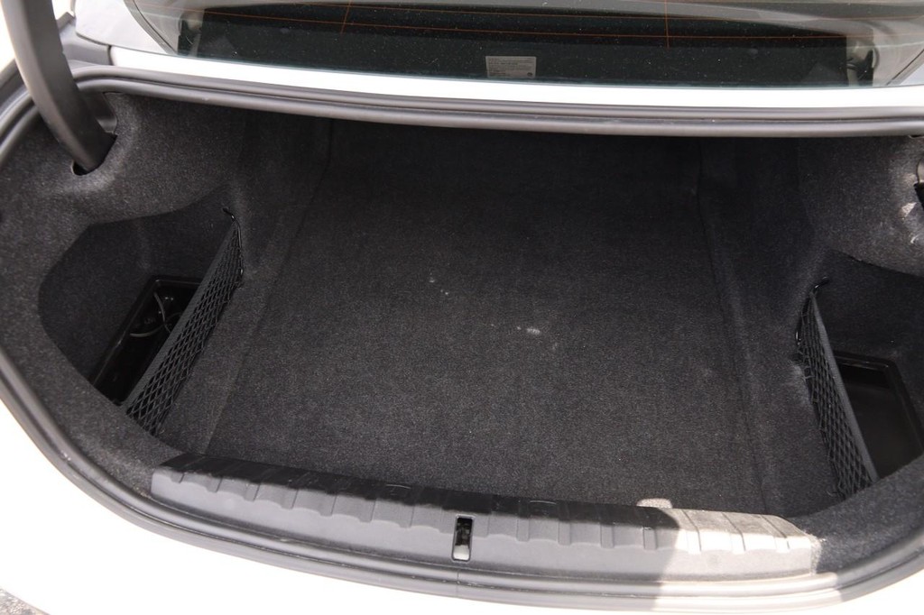 BMW 4 Series Vehicle Full-screen Gallery Image 07