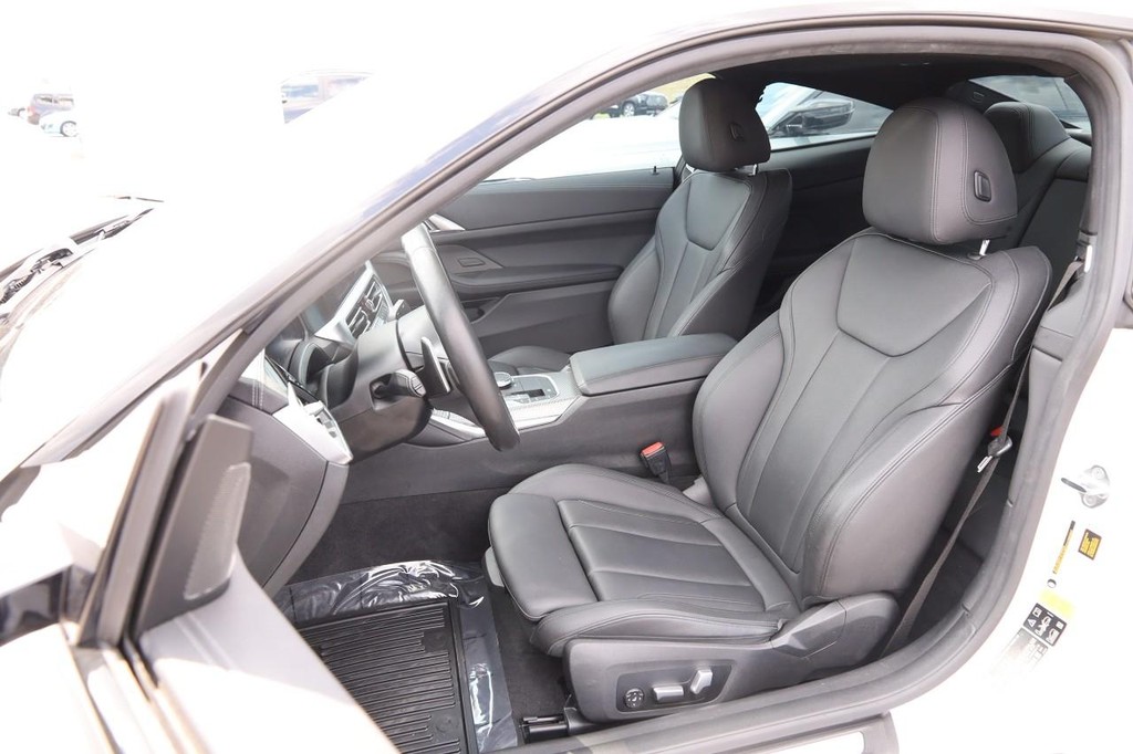 BMW 4 Series Vehicle Full-screen Gallery Image 08