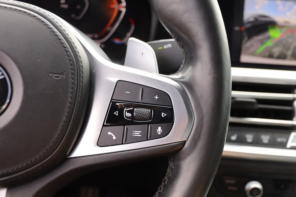 BMW 4 Series Vehicle Full-screen Gallery Image 12