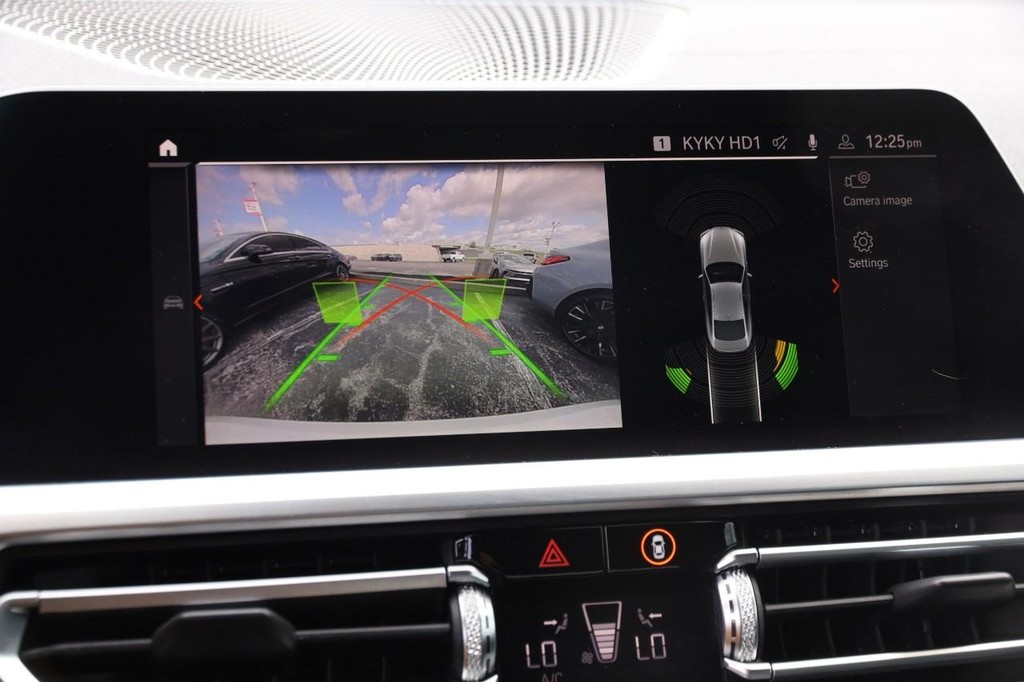 BMW 4 Series Vehicle Full-screen Gallery Image 16