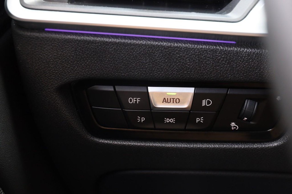 BMW 4 Series Vehicle Full-screen Gallery Image 21