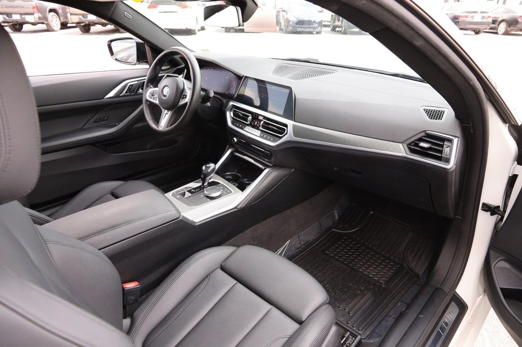 BMW 4 Series Vehicle Full-screen Gallery Image 25