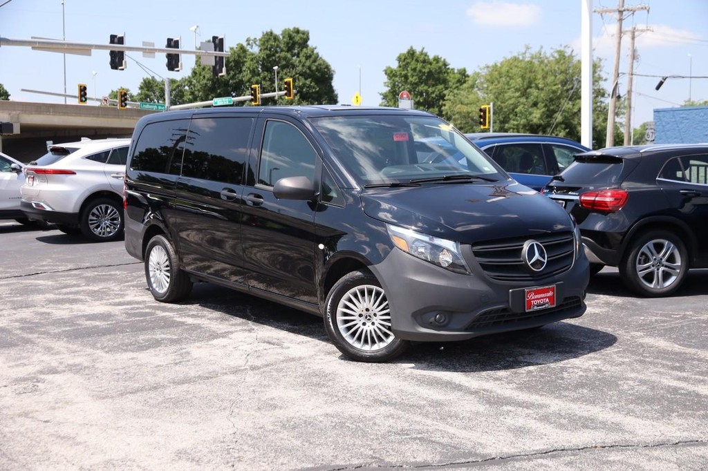 Mercedes-Benz Metris Passenger Van Vehicle Full-screen Gallery Image 2