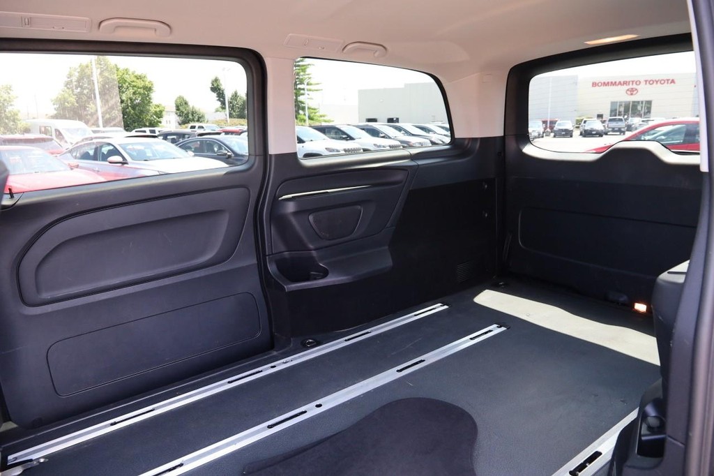 Mercedes-Benz Metris Passenger Van Vehicle Full-screen Gallery Image 11