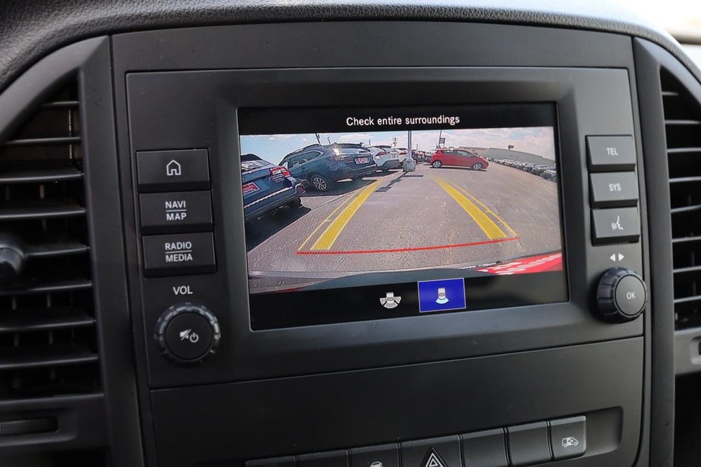 Mercedes-Benz Metris Passenger Van Vehicle Full-screen Gallery Image 18