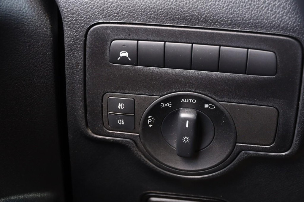 Mercedes-Benz Metris Passenger Van Vehicle Full-screen Gallery Image 20