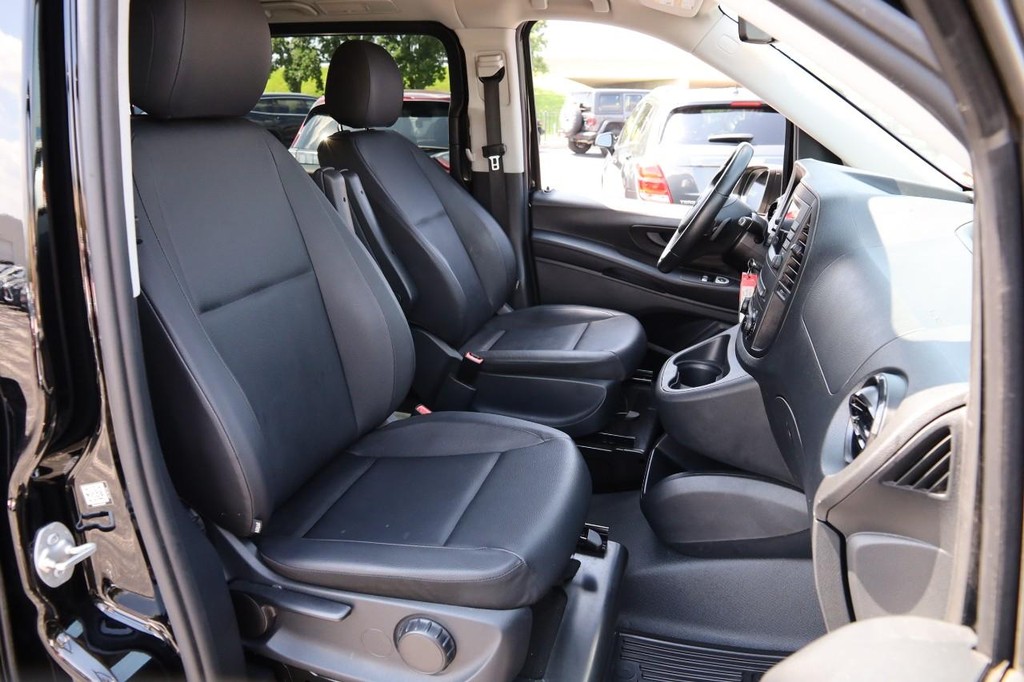 Mercedes-Benz Metris Passenger Van Vehicle Full-screen Gallery Image 26