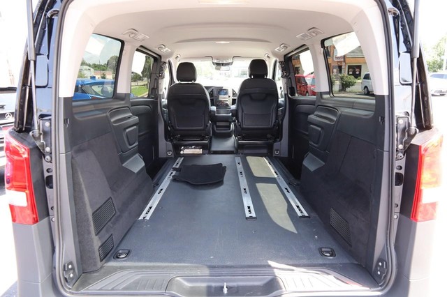 Mercedes-Benz Metris Passenger Van Vehicle Image 07