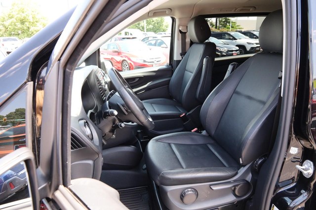 Mercedes-Benz Metris Passenger Van Vehicle Image 10