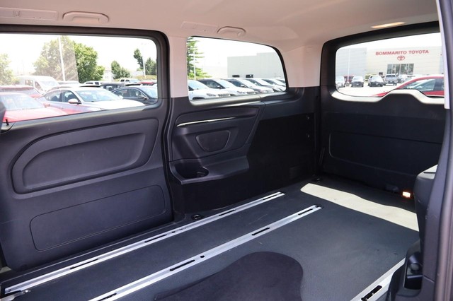 Mercedes-Benz Metris Passenger Van Vehicle Image 11