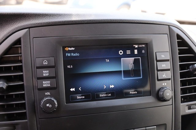 Mercedes-Benz Metris Passenger Van Vehicle Image 17