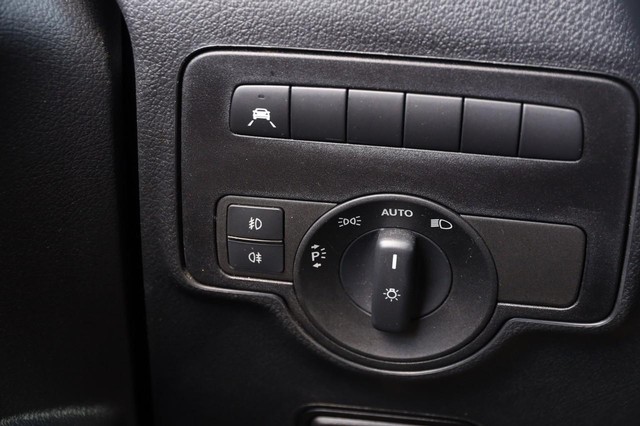 Mercedes-Benz Metris Passenger Van Vehicle Image 20