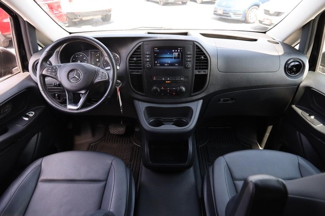 Mercedes-Benz Metris Passenger Van Vehicle Image 21