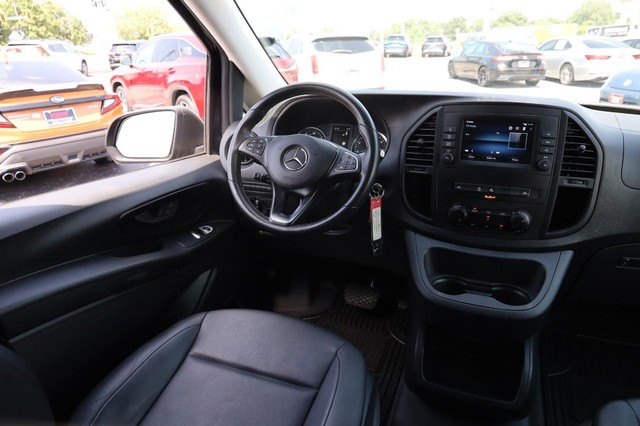 Mercedes-Benz Metris Passenger Van Vehicle Image 22