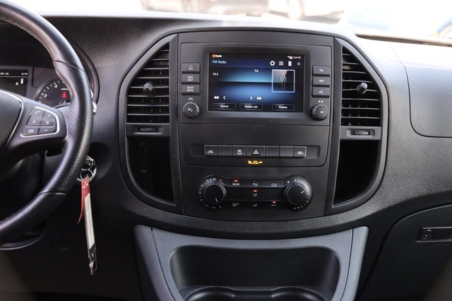 Mercedes-Benz Metris Passenger Van Vehicle Image 24
