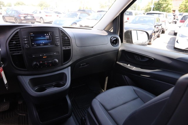 Mercedes-Benz Metris Passenger Van Vehicle Image 25