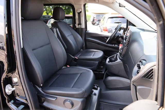 Mercedes-Benz Metris Passenger Van Vehicle Image 26