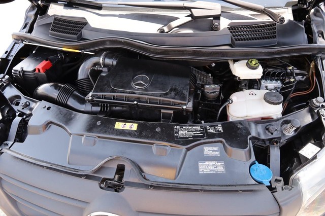 Mercedes-Benz Metris Passenger Van Vehicle Image 27
