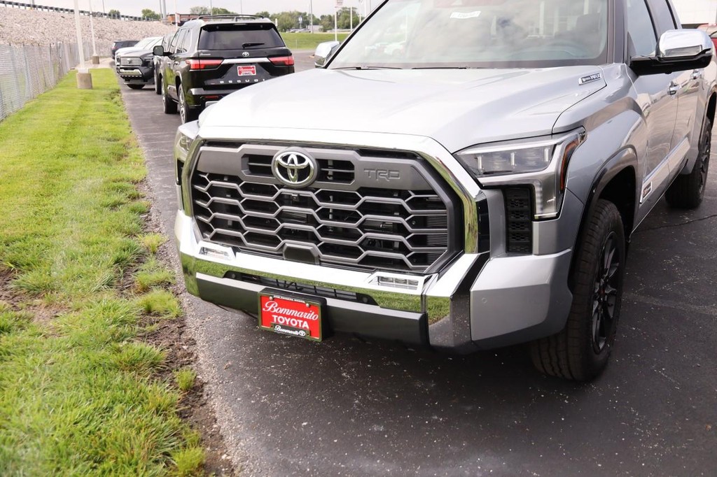 Toyota Tundra 4WD Vehicle Full-screen Gallery Image 2