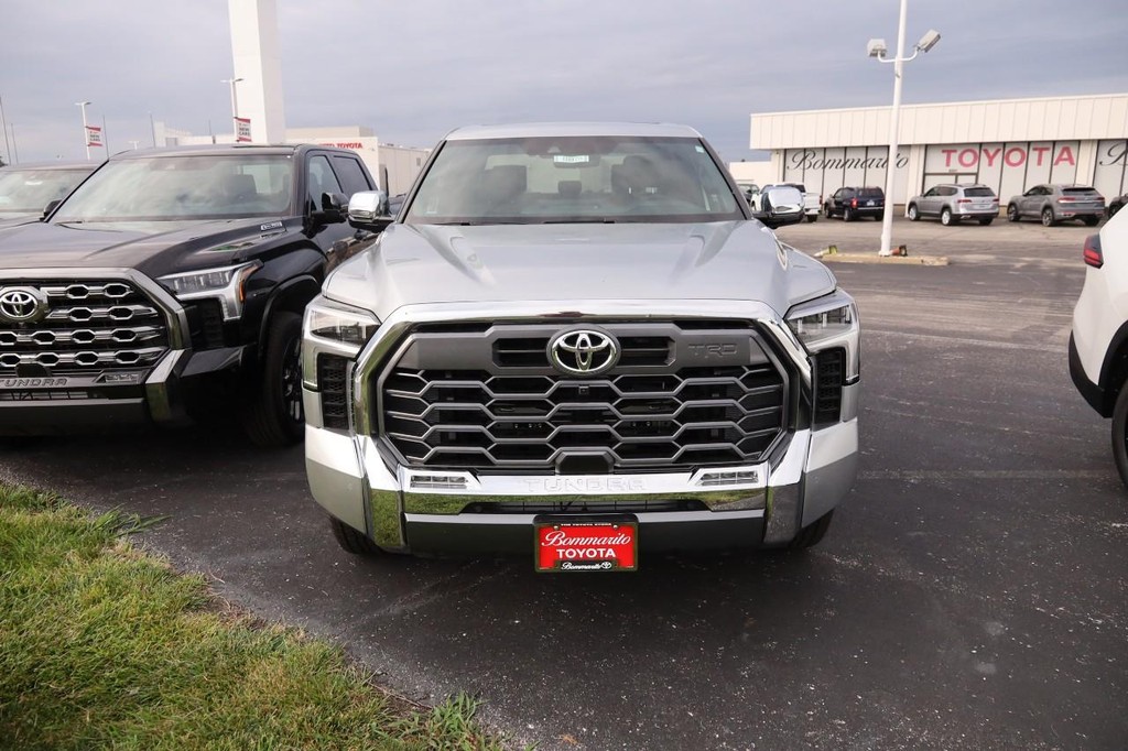 Toyota Tundra 4WD Vehicle Full-screen Gallery Image 3