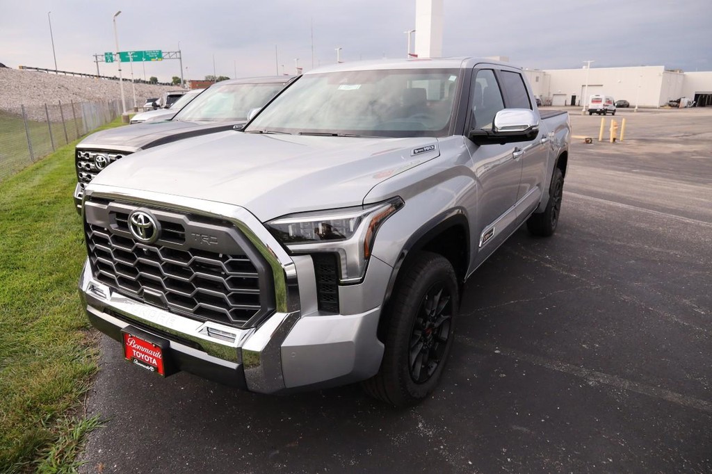 Toyota Tundra 4WD Vehicle Full-screen Gallery Image 4