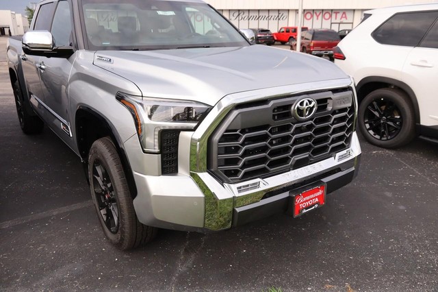 Toyota Tundra 4WD Vehicle Image 02