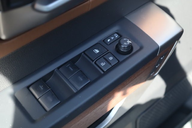Toyota Tundra 4WD Vehicle Image 11
