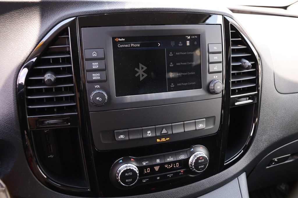 Mercedes-Benz Metris Passenger Van Vehicle Full-screen Gallery Image 14